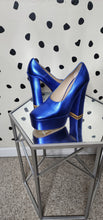 Load image into Gallery viewer, STUART WEITZMAN METALLIC BLUE PLATFORMS SZ 9.5, BEST FITTING 8.5