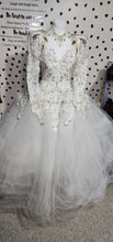 Load image into Gallery viewer, Beautiful Wedding Gown   sz 8/10
