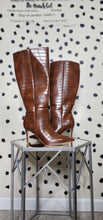 Load image into Gallery viewer, Brown brick layer heels   sz 9
