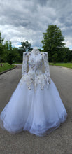 Load image into Gallery viewer, Beautiful Wedding Gown   sz 8/10
