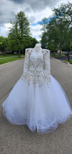 Load image into Gallery viewer, Beautiful Wedding Gown   sz 8/10
