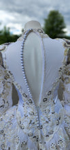 Load image into Gallery viewer, Beautiful Wedding Gown   sz 8/10
