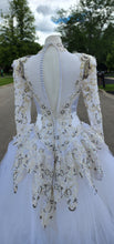 Load image into Gallery viewer, Beautiful Wedding Gown   sz 8/10
