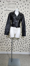 Load image into Gallery viewer, Faux leather crop jacket    sz med
