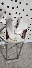 Load image into Gallery viewer, CREAM TOE OUT HEELS   SZ 8
