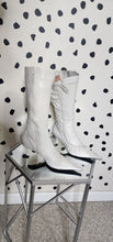 Load image into Gallery viewer, VINTAGE KITTY HEELS  SZ  40=9
