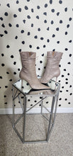 Load image into Gallery viewer, VINTAGE TAUPE HEELS  SZ 8.5
