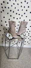 Load image into Gallery viewer, VINTAGE TAUPE HEELS  SZ 8.5
