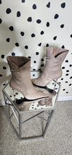 Load image into Gallery viewer, VINTAGE TAUPE HEELS  SZ 8.5
