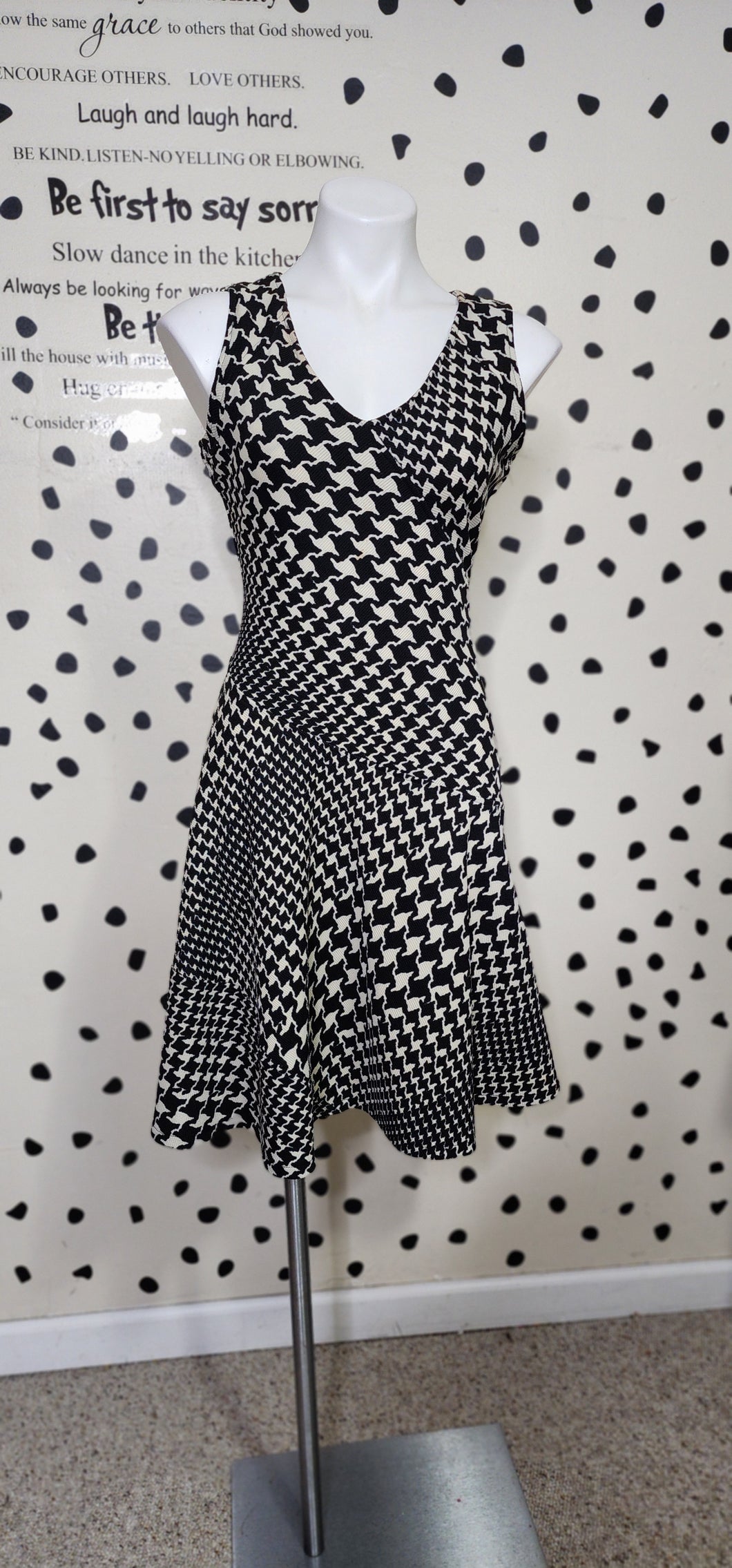 TAYLOR HOUNDSTOOTH FLARE SKIRT    SZ 6-10