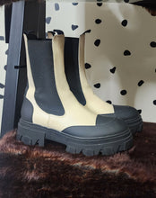 Load image into Gallery viewer, FOREVER 21 BOOTS    SZ 9
