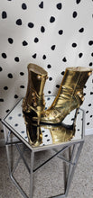 Load image into Gallery viewer, AZAELA WANG GOLD HEELS    SZ 9
