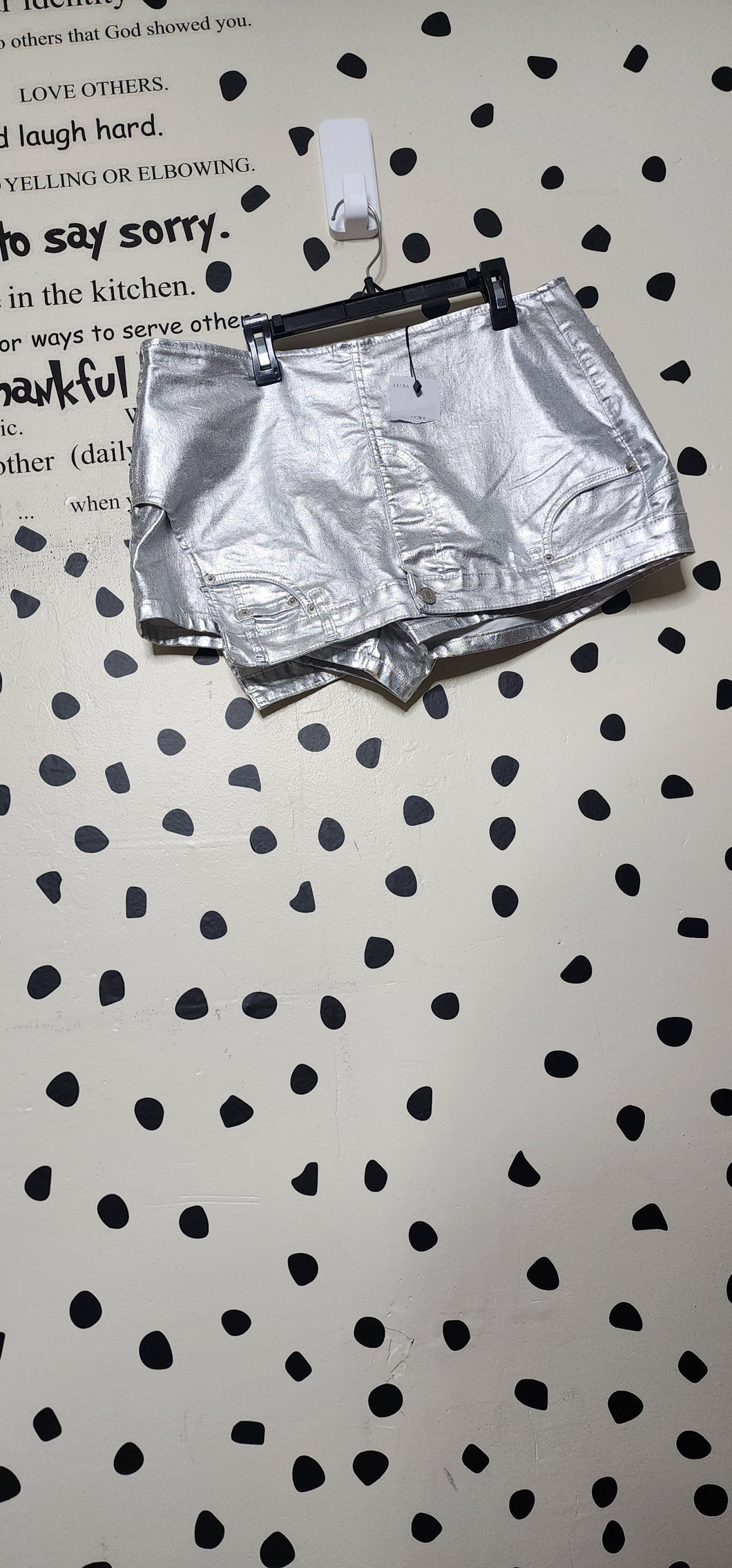 NWT AKIRA SILVER SKORT    SZ LRG (8/10)