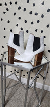 Load image into Gallery viewer, CHINESE LAUNDRY WHITE HEELS
