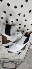 Load image into Gallery viewer, CHINESE LAUNDRY WHITE HEELS
