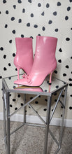 Load image into Gallery viewer, NEW FASHION NOVA PINK HEELS      SZ 8.5
