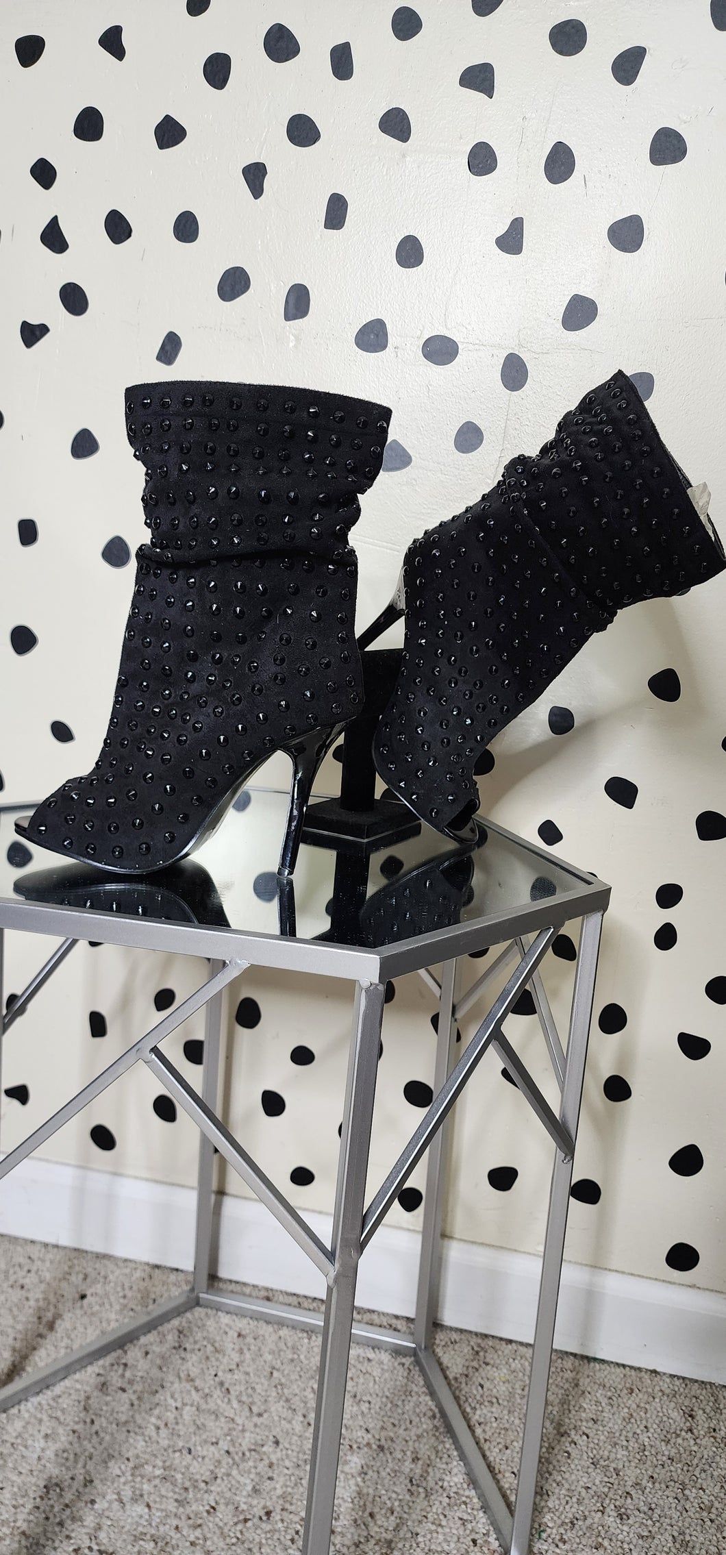BLACK STUDDED HEELS    SZ 8
