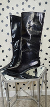 Load image into Gallery viewer, OLIVIA PATENT LEATHER KITTY HEELS    SZ 10
