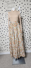 Load image into Gallery viewer, VERSONA FLORAL PRINT SKIRT     SZ LRG/XLRG

