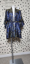 Load image into Gallery viewer, ORIENTAL DUSTER     SZ MED-LARGE
