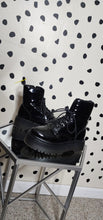 Load image into Gallery viewer, CUSHIONAIRE BLACK BOOTS      SZ 9
