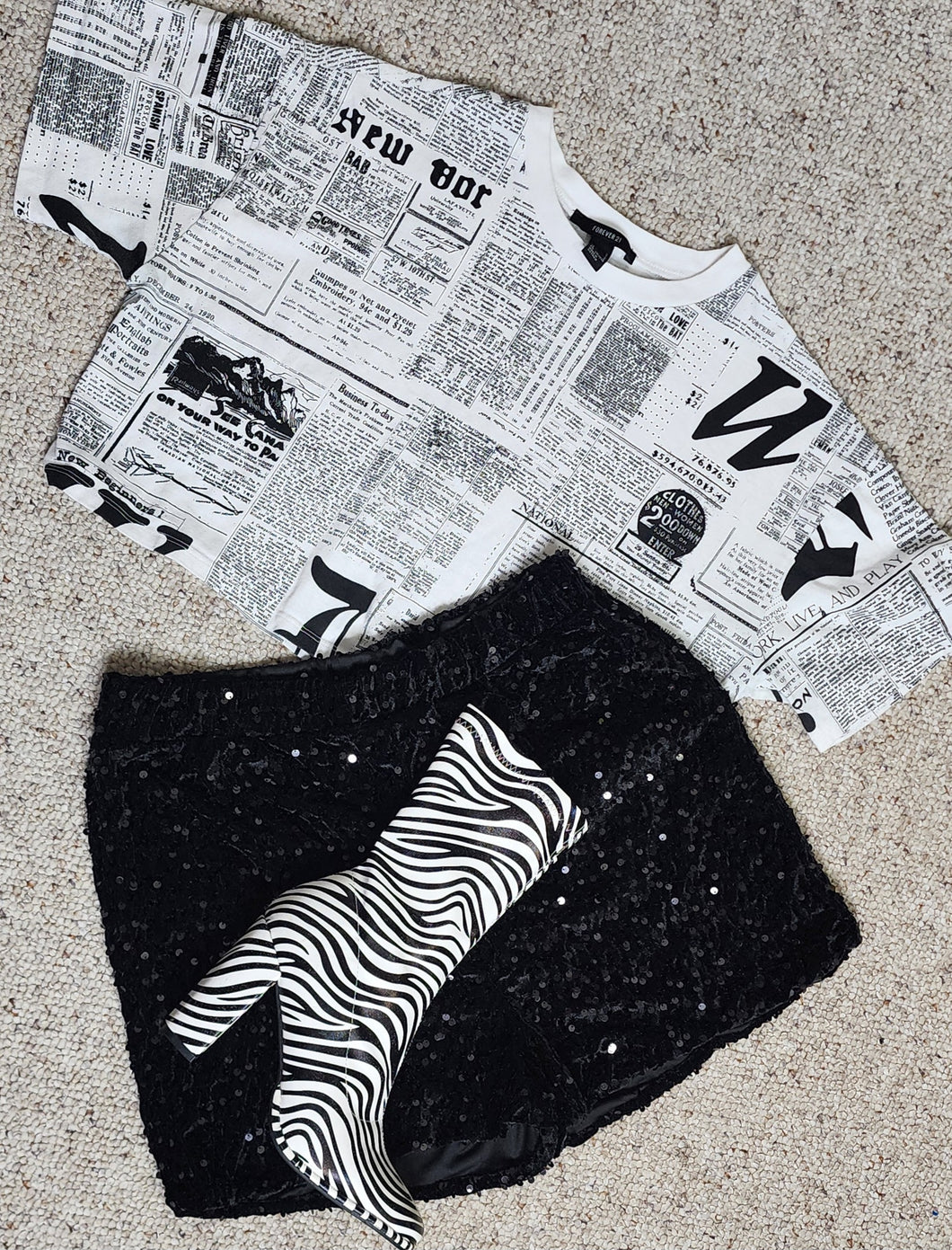 BLACK SEQUIN SHORT/TEE   2 PIECE SET       SZ LRG
