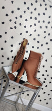 Load image into Gallery viewer, AZAELA WANG PEANUT BUTTER HEELS      SZ 9
