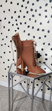 Load image into Gallery viewer, AZAELA WANG PEANUT BUTTER HEELS      SZ 9
