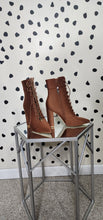 Load image into Gallery viewer, AZAELA WANG PEANUT BUTTER HEELS      SZ 9
