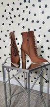 Load image into Gallery viewer, AZAELA WANG PEANUT BUTTER HEELS      SZ 9
