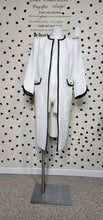 Load image into Gallery viewer, KASPER LONG WHITE OPEN FRONT BLAZER      SZ UNTAGGED (FIT SZ 8-10)
