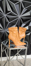 Load image into Gallery viewer, NEW CHASE &amp; CHLOE HEELS       SZ 10

