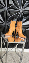 Load image into Gallery viewer, NEW CHASE &amp; CHLOE HEELS       SZ 10
