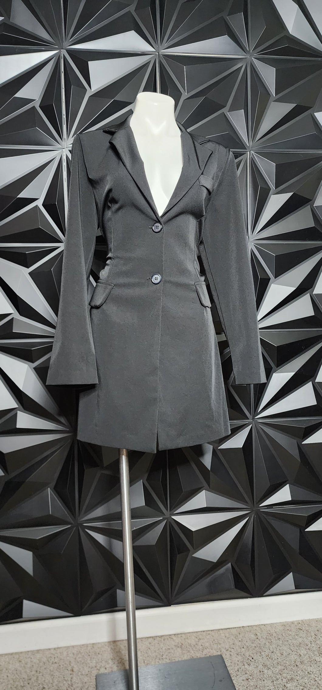 LONG BLACK BLAZER      SZ UNTAGGED, BEST FIT SZ MEDIUM