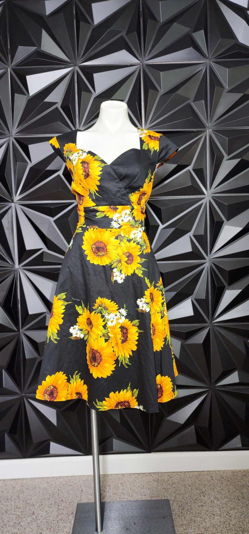 SUNFLOWER FIT AND FLARE DRESS     SZ LRG, BEST FITTING SZ MED
