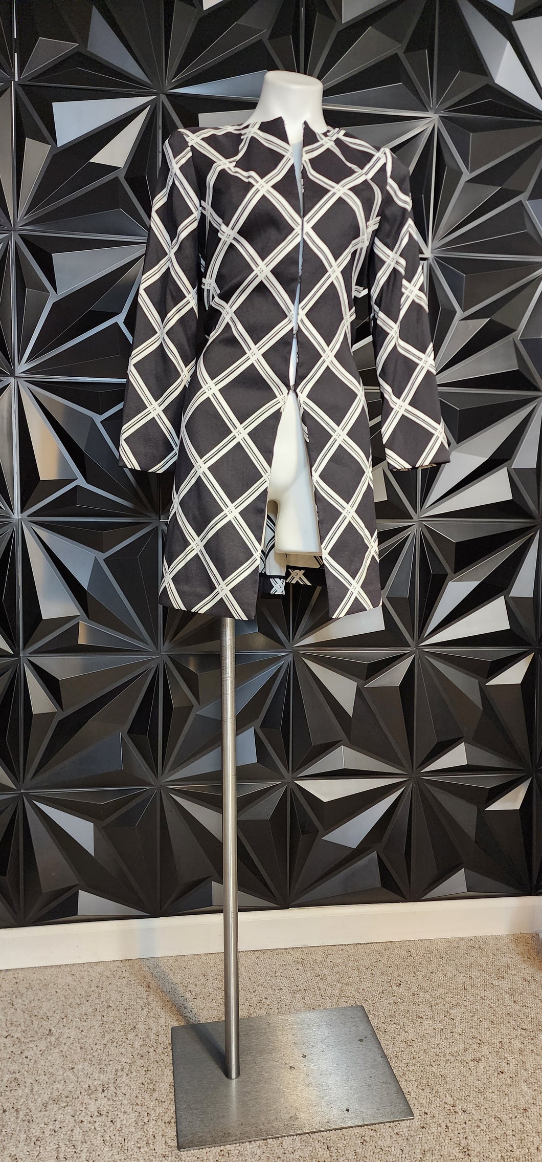 ALFANI BLACK AND WHITE LONG BLAZER       SZ SMALL