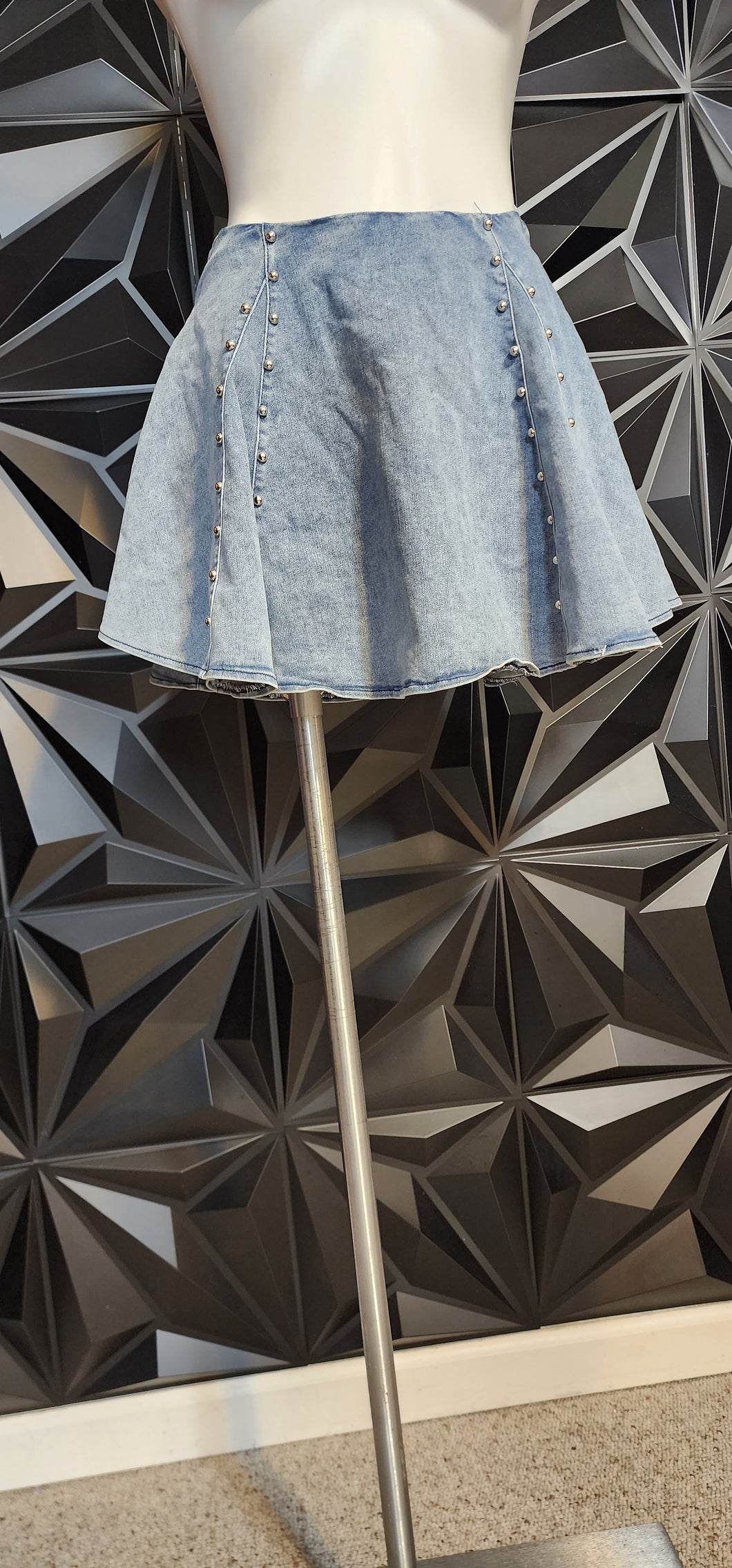 NWT AKIRA DENIM FLARE SKIRT     SZ LRG (10/12)