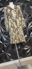 Load image into Gallery viewer, VINCE CAMUTO GOLD FLORAL BABY DOLL DRESS       SZ 3X
