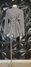 Load image into Gallery viewer, HOUNDSTOOTH TOP W/BELT        SZ UNTAGEDD, FITTING 1X-3X
