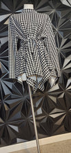 Load image into Gallery viewer, HOUNDSTOOTH TOP W/BELT        SZ UNTAGEDD, FITTING 1X-3X
