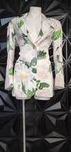Load image into Gallery viewer, NWOT SHEIN FLORAL PRINT BLAZER       SZ MED
