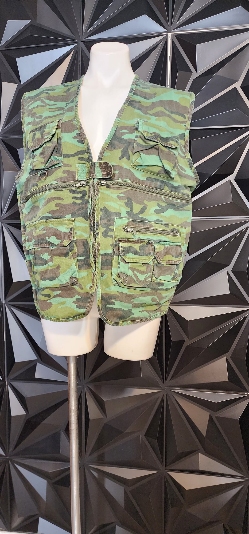 CAMO VEST            SZ UNTAGGED, BEST FITTING SZ 10/12