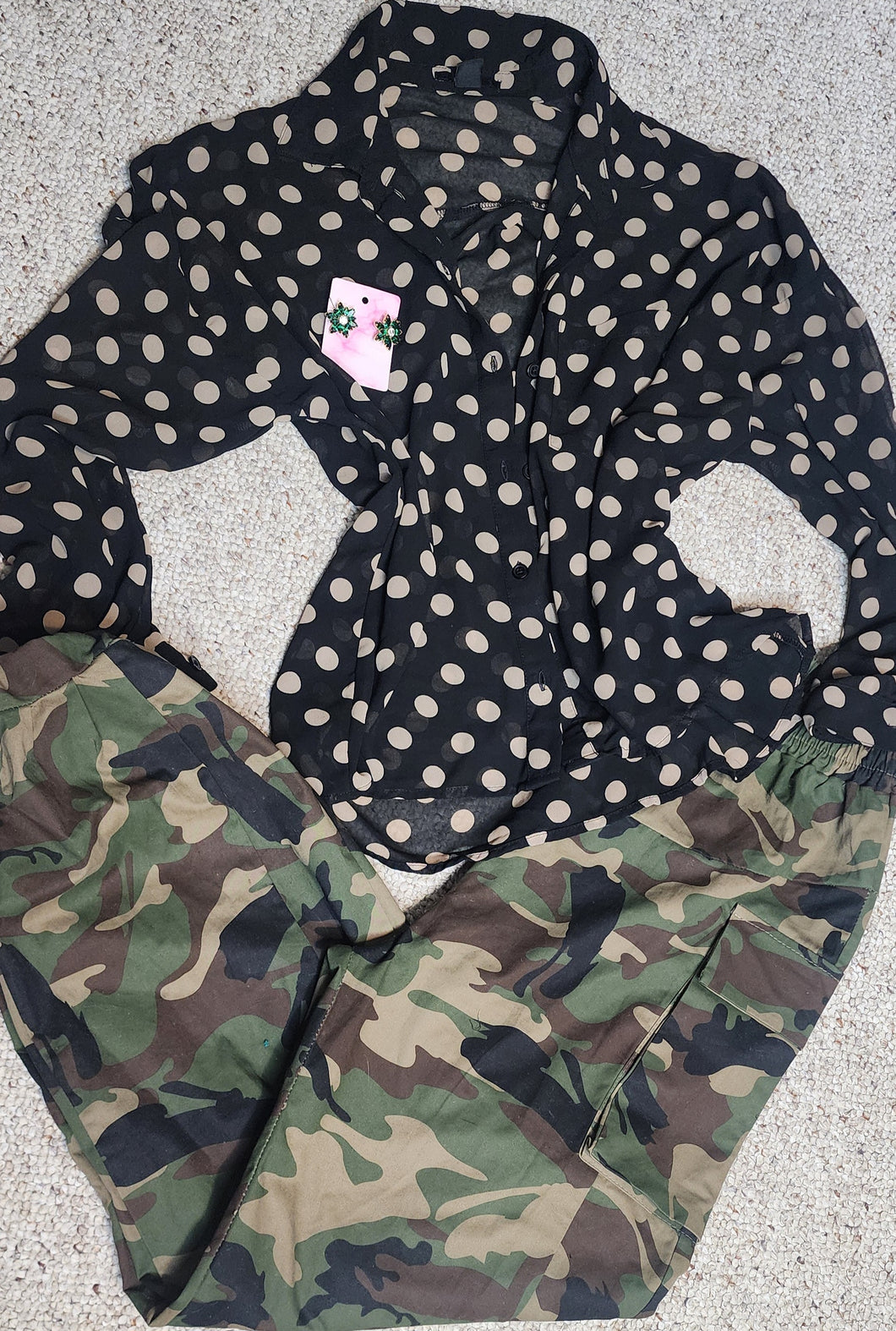 CAMO JOGGER/POLKA DOT TOP (earrings) 3 PIECE SET    SZ med (6/8)