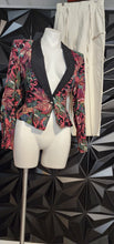 Load image into Gallery viewer, Wrapper vintage floral blazer         sz lrg (best fitting sz medium)
