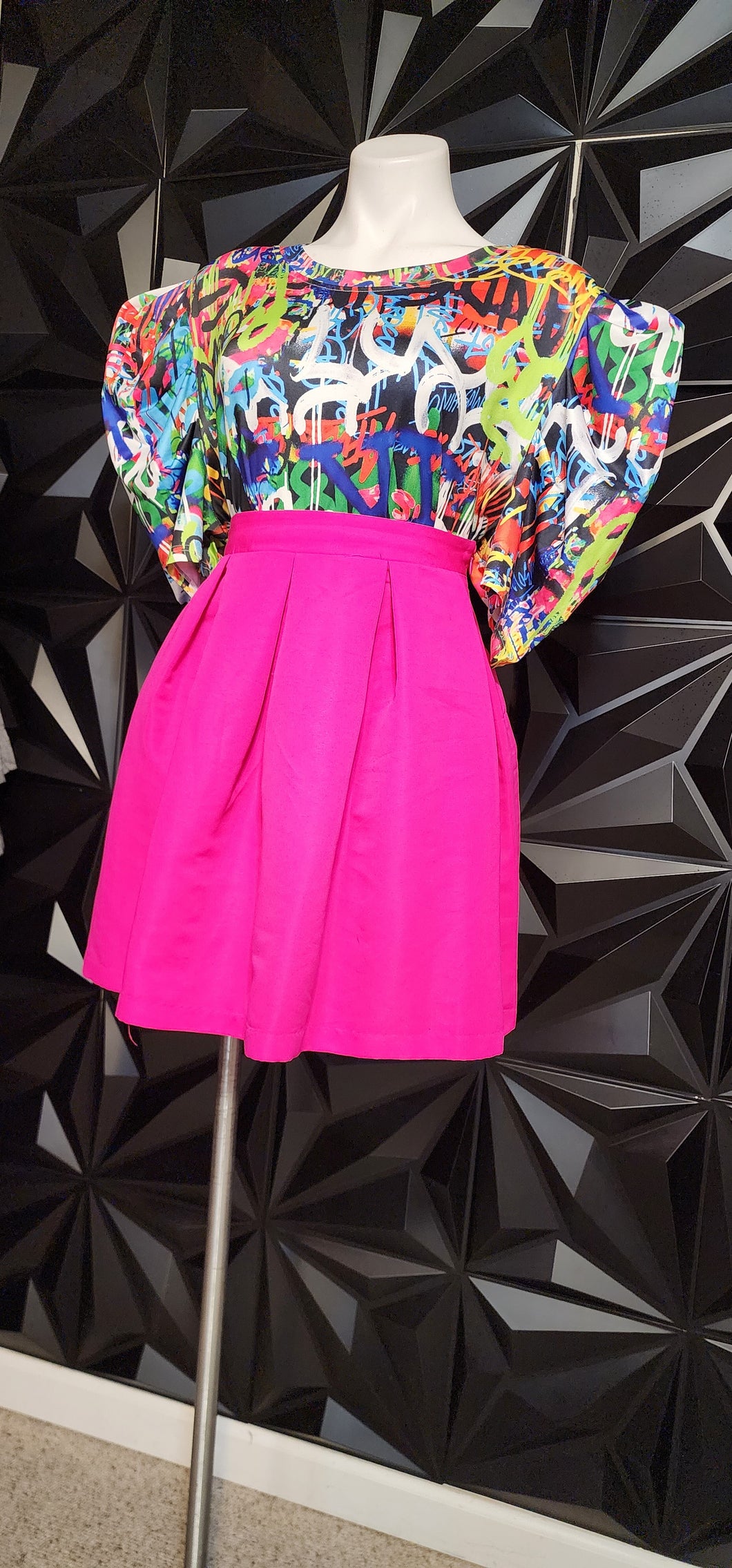 HOTT PINK SKIRT/GRAFITTI BODYSUIT 2 PIECE SET SZ 2X (16)