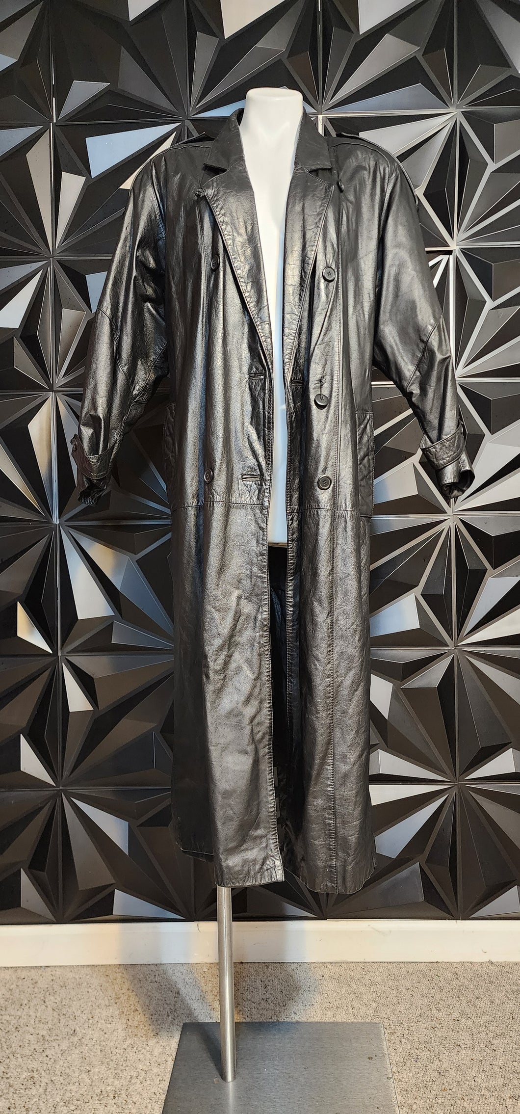 Pelle Studio leather trench coat        sz medium Disclaimer 1 loose button