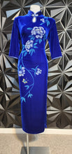 Load image into Gallery viewer, Chinese floral print velour dress          sz xxl, best fitting sz 10/12
