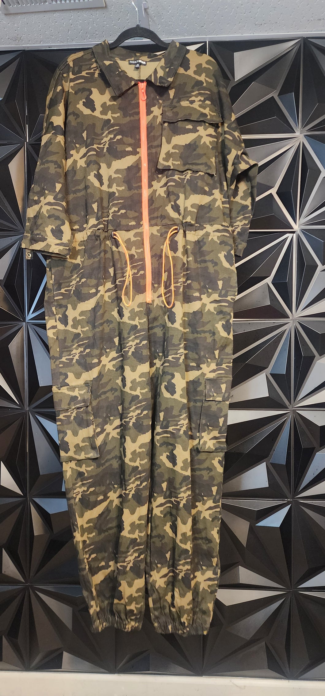 Fashion nova camo jumpsuit         sz 1x (16/18)