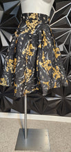Load image into Gallery viewer, Nwt Chic wish skirt     sz small
