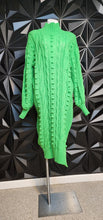 Load image into Gallery viewer, Green bubbled sweater        sz xxl (fitting lrg-xxl)
